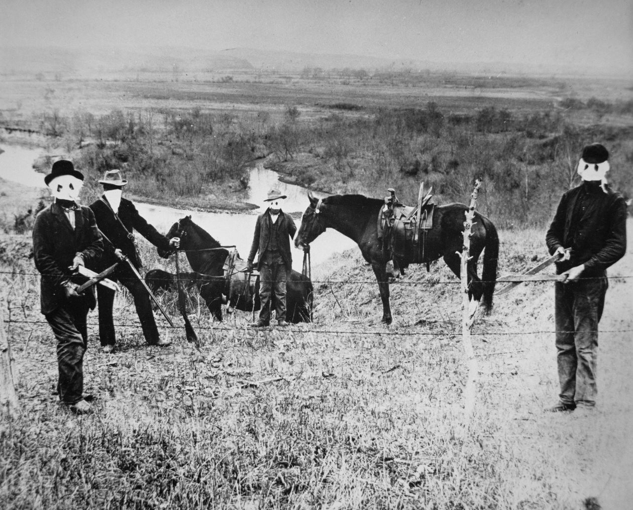 Farmer-homesteads i Nebraska skär staket av boskapsmän i Custer County av American Photographer