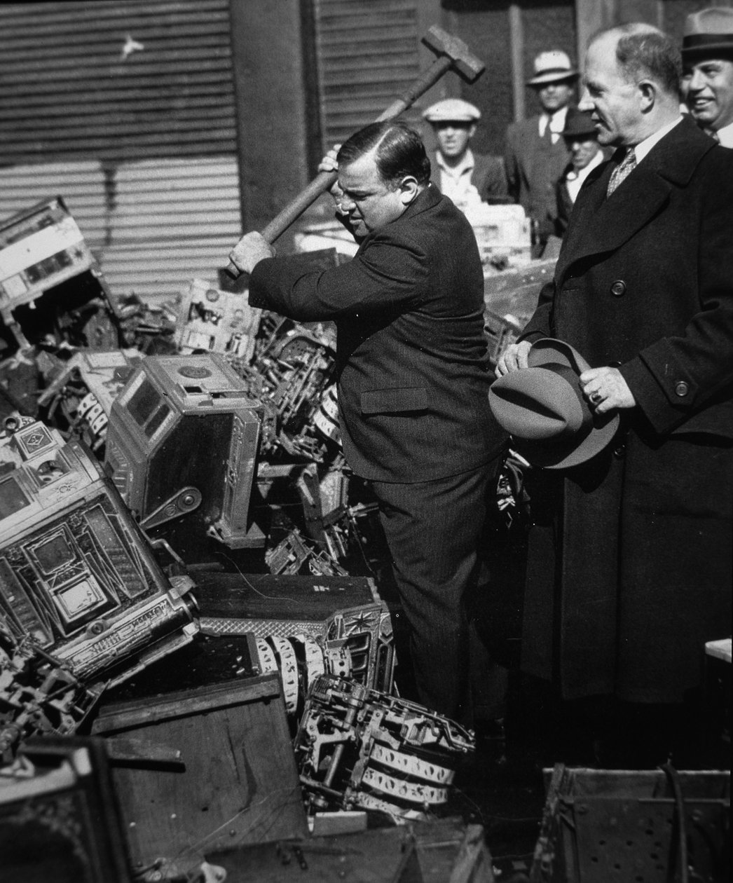 Fiorello La Guardia (1882-1947) krossade konfiskerade spelautomater av American Photographer