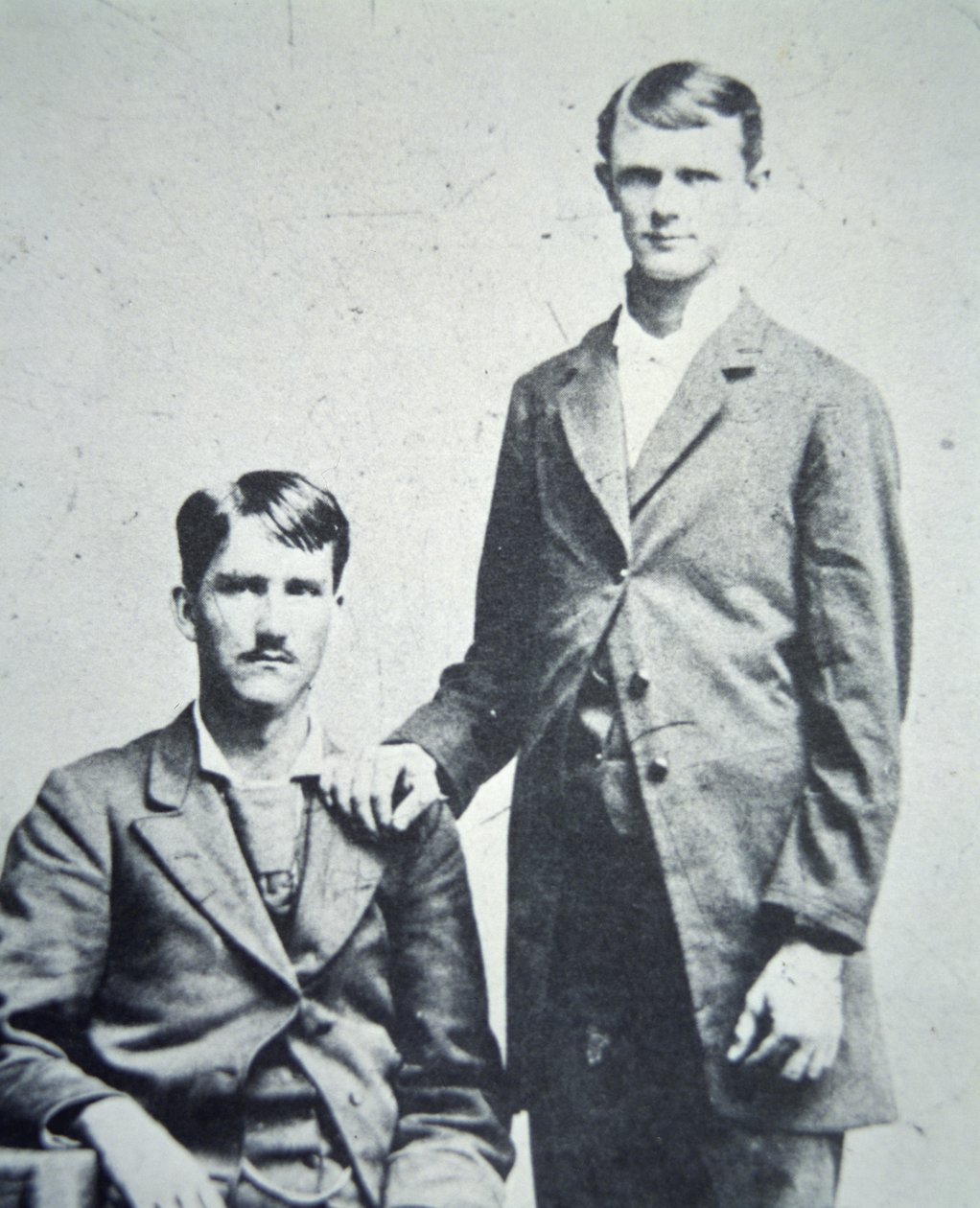 Frank (1843-1915) och Jesse James (1847-82) ca 1870 (s/v foto) av American Photographer