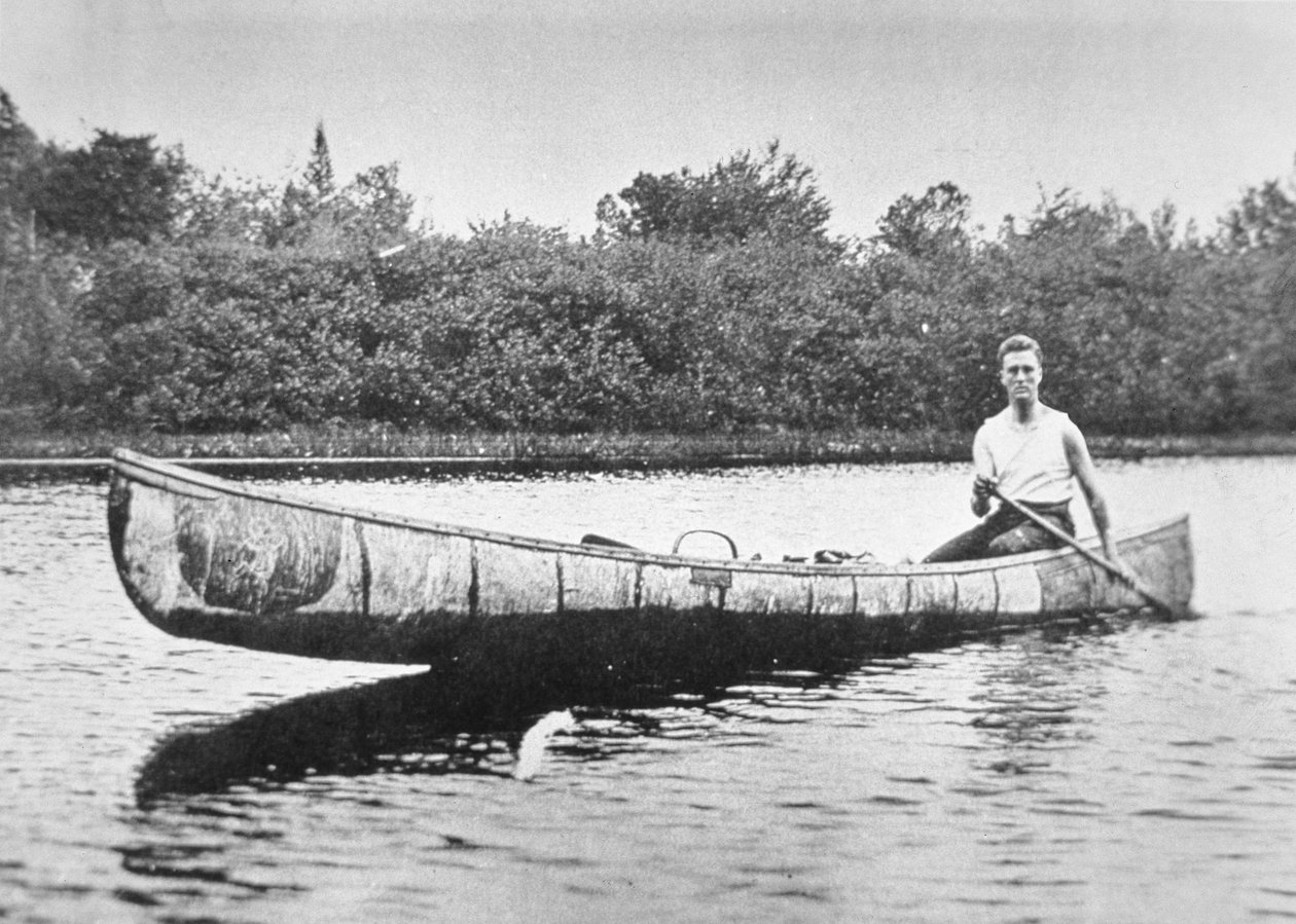 Franklin D. Roosevelt (1882-1945) paddlar en björkkanot på Campobello Island, New Brunswick av American Photographer