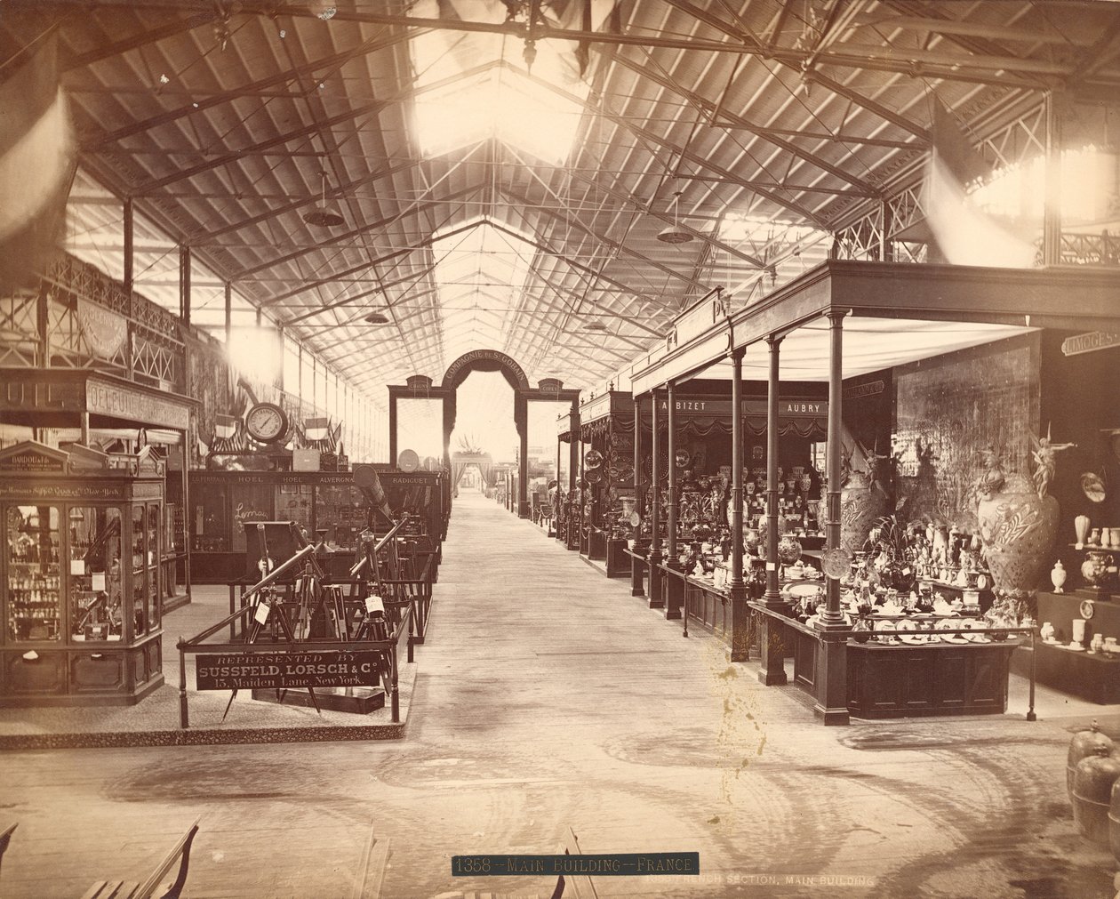 Franska sektionen, huvudbyggnaden, Centennial International Exhibition, Philadelphia, 1876 av American Photographer