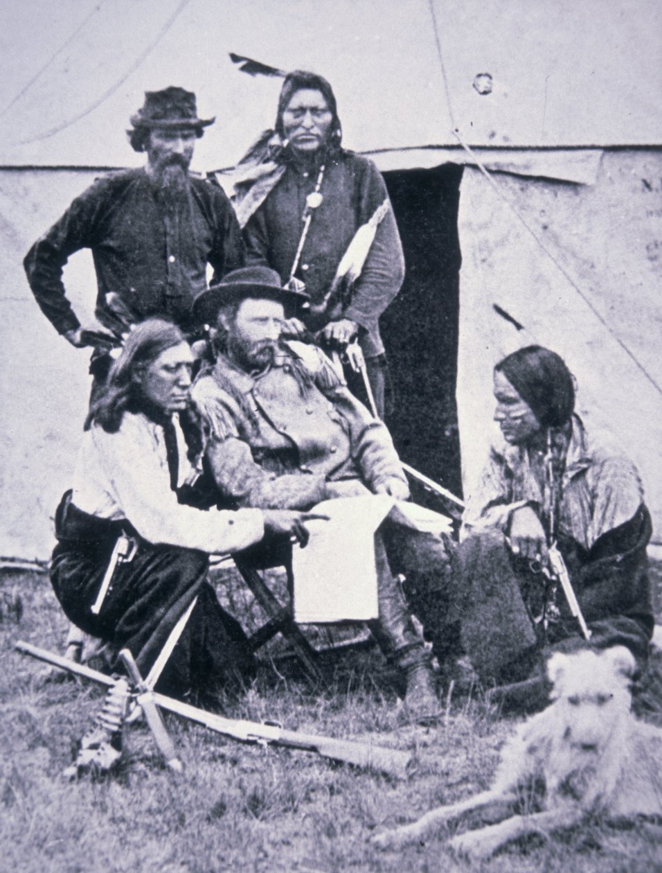 General George A. Custer (1839-76) med sina indiska scouter under Yellowstone-expeditionen 1873 av American Photographer