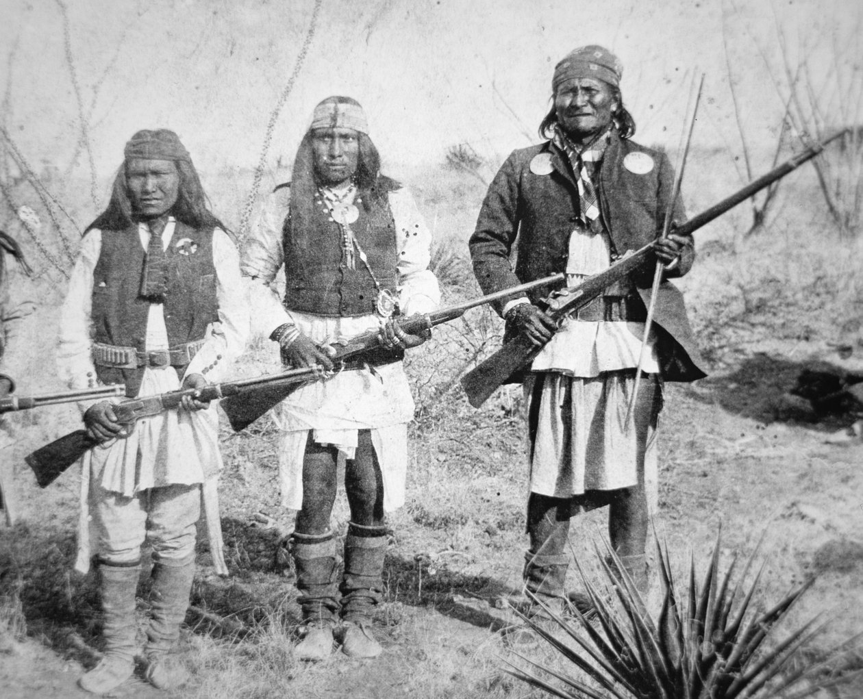 Geronimo och tre av hans Apache-krigare av American Photographer