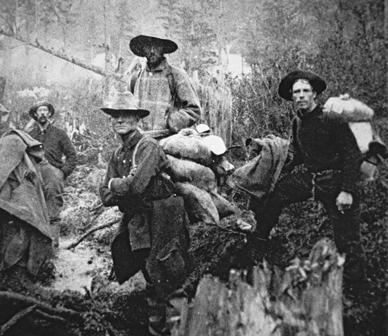 Guldletare på väg till Yukon Territory, Kanada, under Klondike Gold Rush (1897-98) (s/v foto) av American Photographer