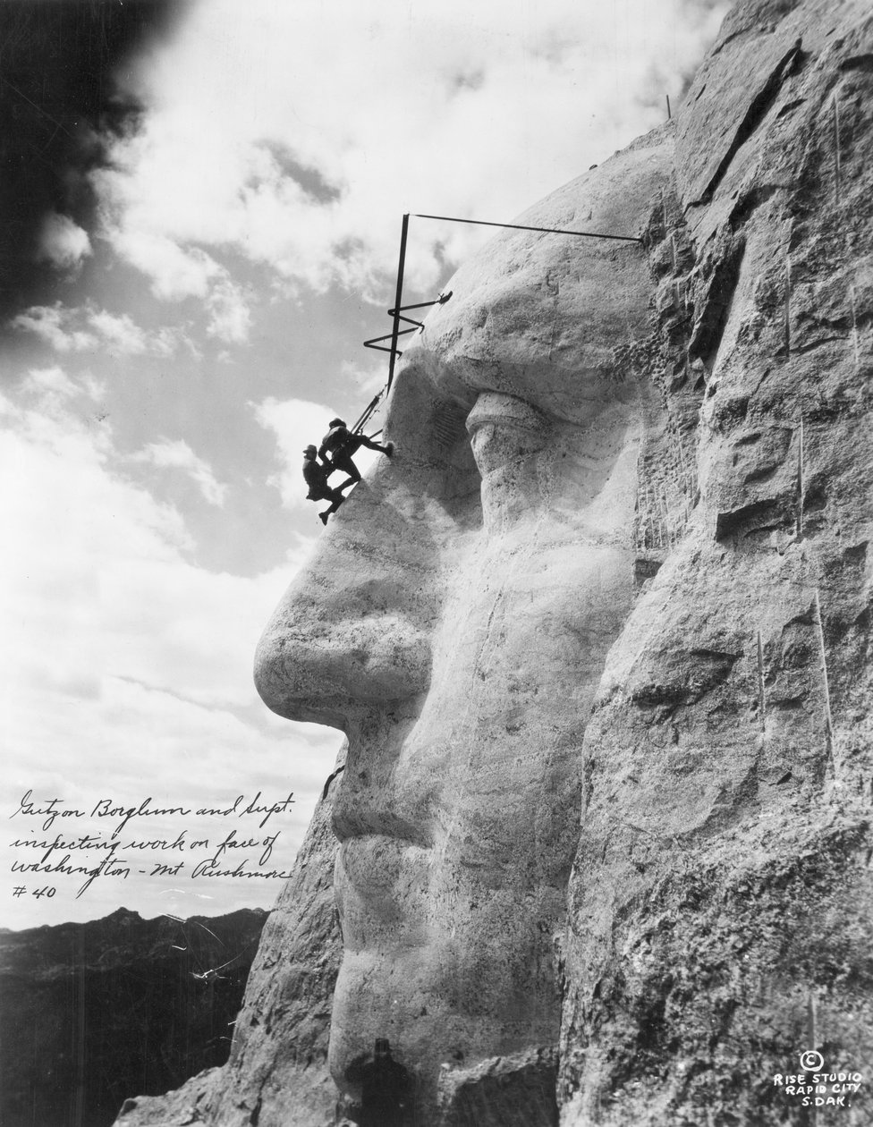 Gutzon Borglum inspekterar arbete på Washington vid Mount Rushmore, 1932 av American Photographer
