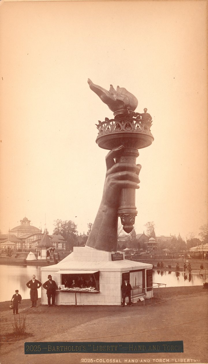 Frihetsgudinnans hand och ficklampa, ca 1876 (albumintryck) av American Photographer