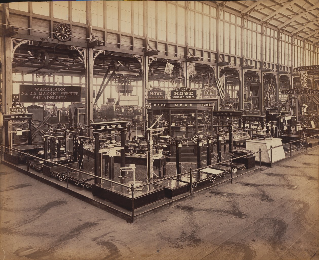Howe Scale Co.s utställning, Machinery Hall, Centennial International Exhibition, Philadelphia, 1876 (albumintryck) av American Photographer