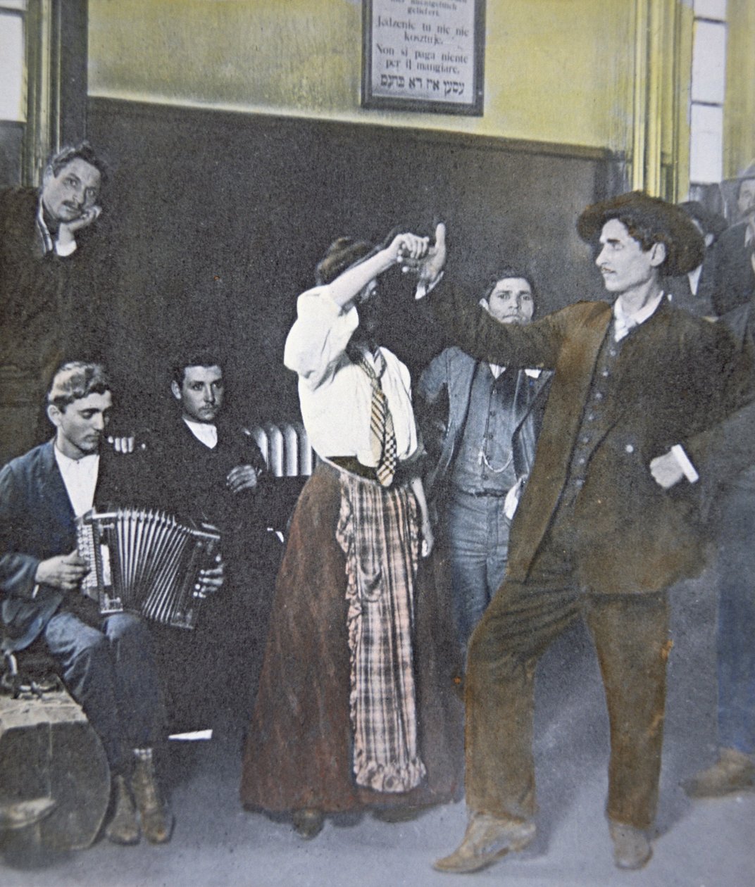 Invandrare i folkdans på Ellis Island, New Yorks hamn av American Photographer
