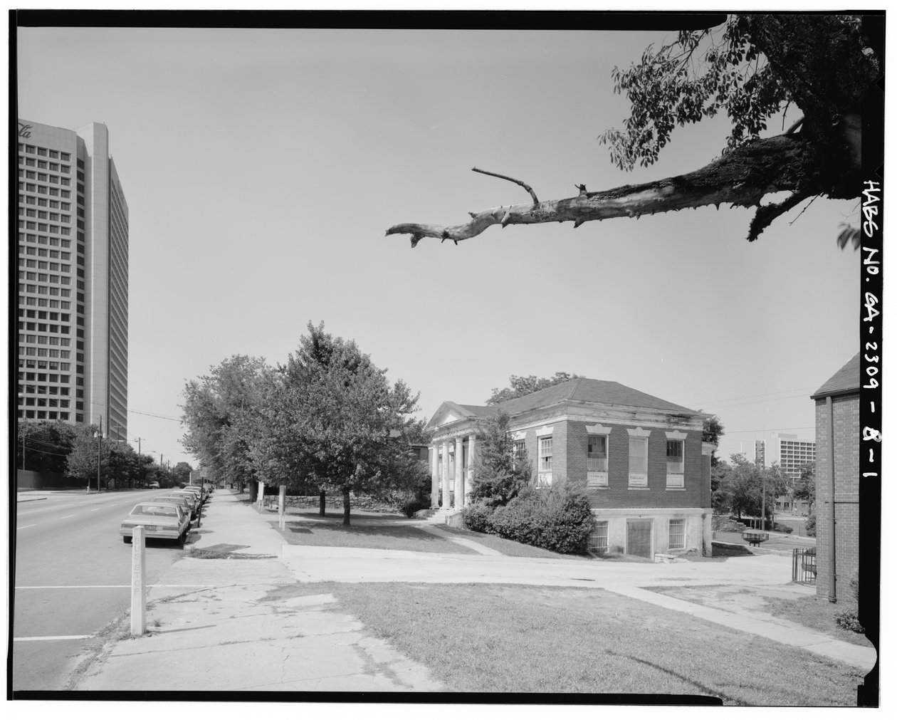 I sammanhanget, från söder mot norr, längs Luckie Street. - Clark Howell Homes, Anne Wallace Branch Carnegie Library, 538 Luckie Street, Atlanta, Fulton County, GA (s/v foto) av American Photographer