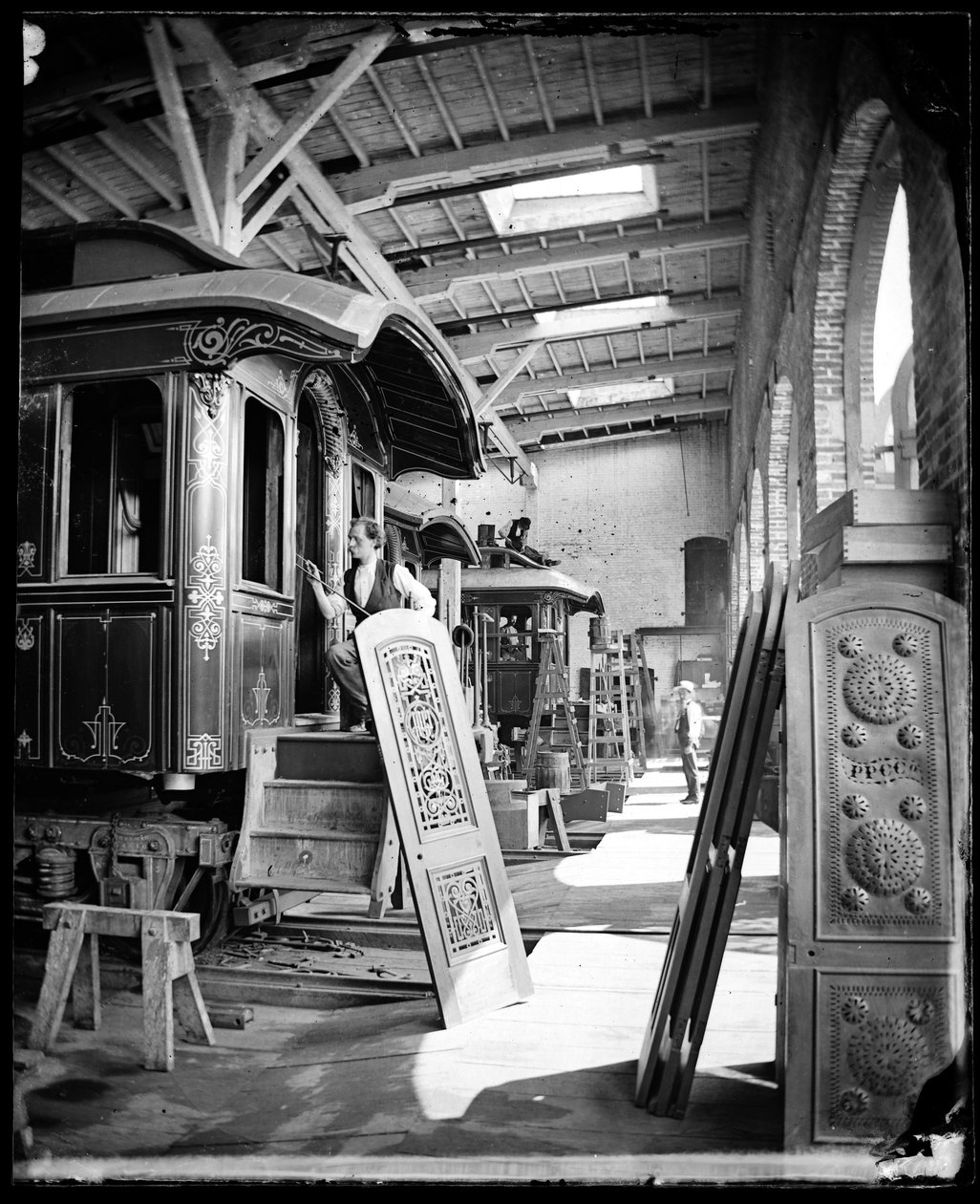 Interiörvy av män som arbetar i lackeringsverkstaden på Pullman Palace Cars Factory, som tros vara i Detroit, Michigan av American Photographer