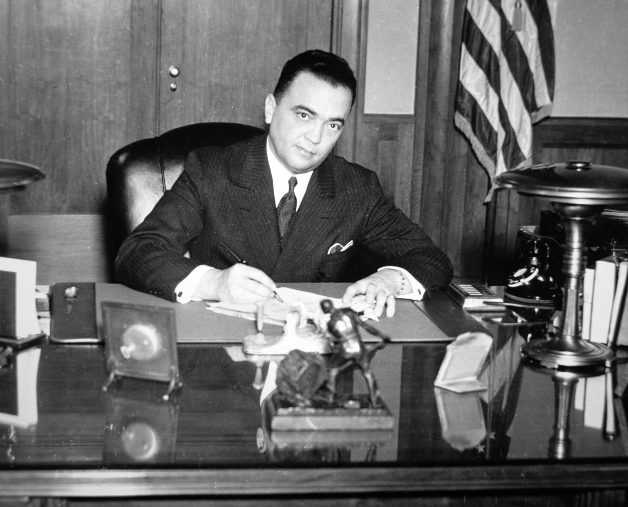 J. Edgar Hoover (1895-1972) 1935 (s/v foto) av American Photographer