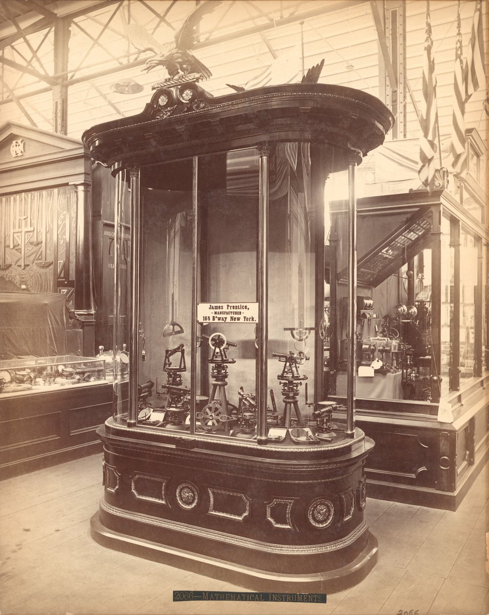 James Prentices utställning, huvudbyggnaden, Centennial International Exhibition, Philadelphia, 1876 (albumintryck) av American Photographer