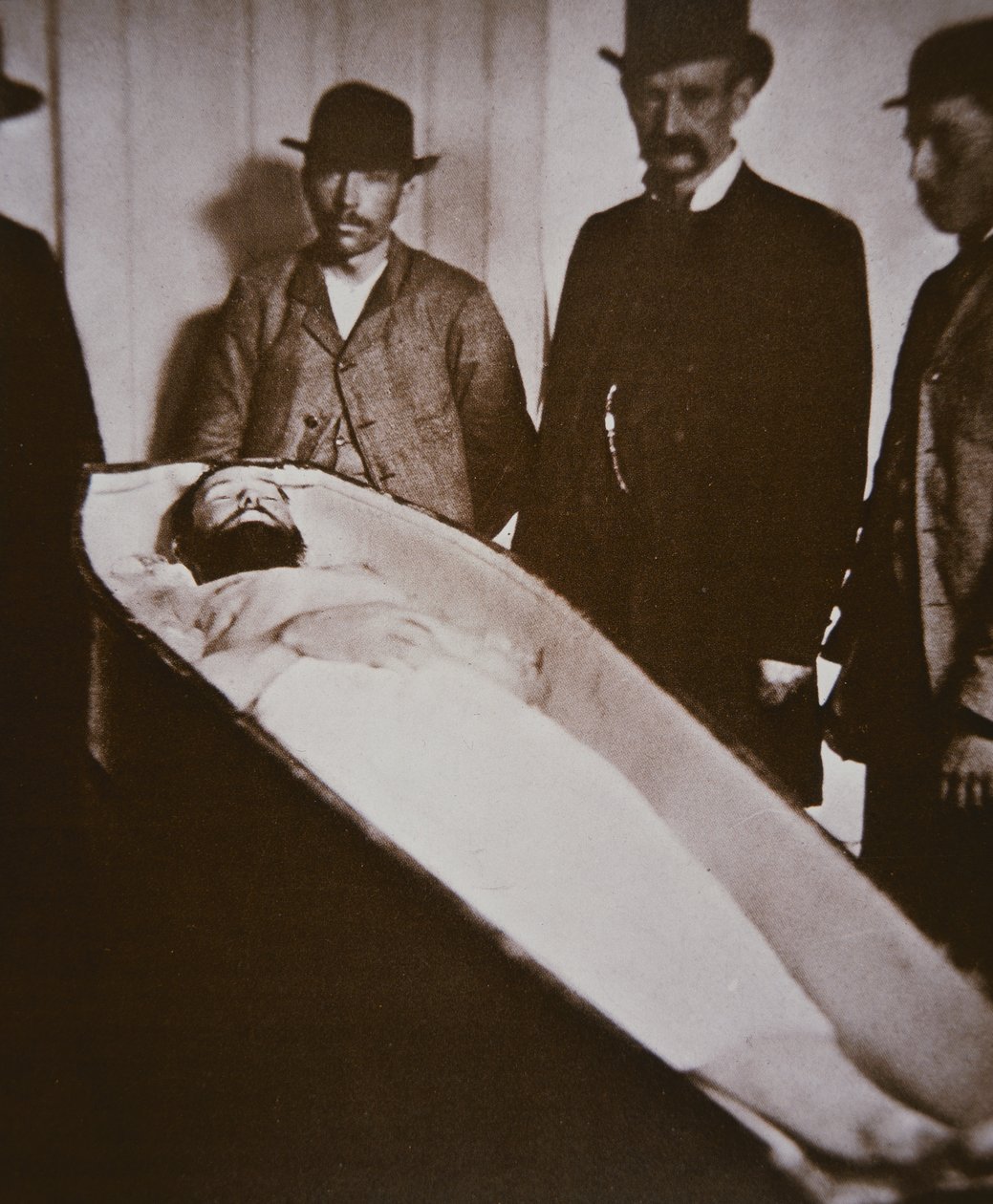 Jesse James i sin kista efter att ha blivit ihjälskjuten 1882 (s/v foto) av American Photographer