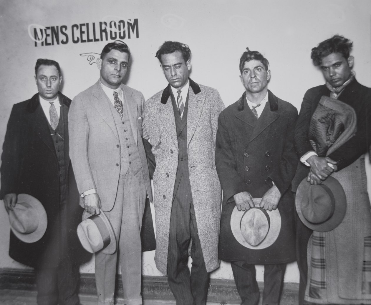 Joe Aiello (1891-1930) med sina hantlangare i polisförvar av American Photographer
