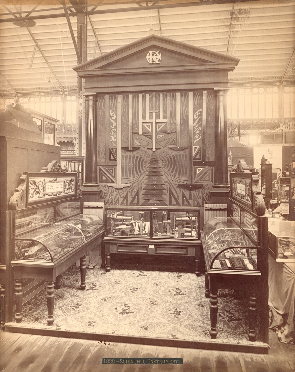 Kuffel & Essers Exhibit, Main Building, Centennial International Exhibition, Philadelphia, 1876 (albumintryck) av American Photographer