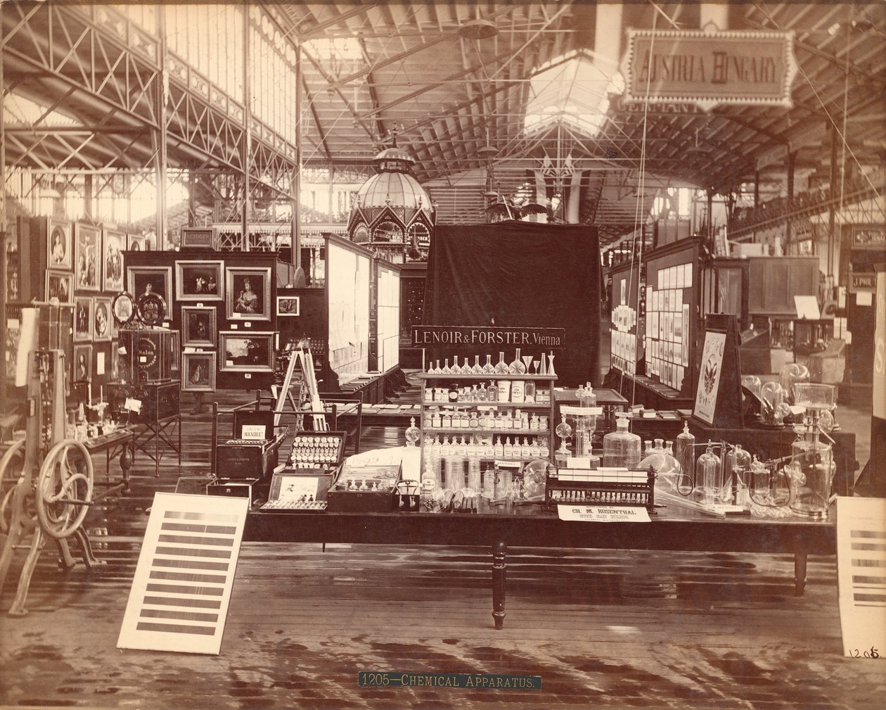 Lenoir & Forsters Exhibit, Main Building, Centennial International Exhibition, Philadelphia, 1876 (albumintryck) av American Photographer