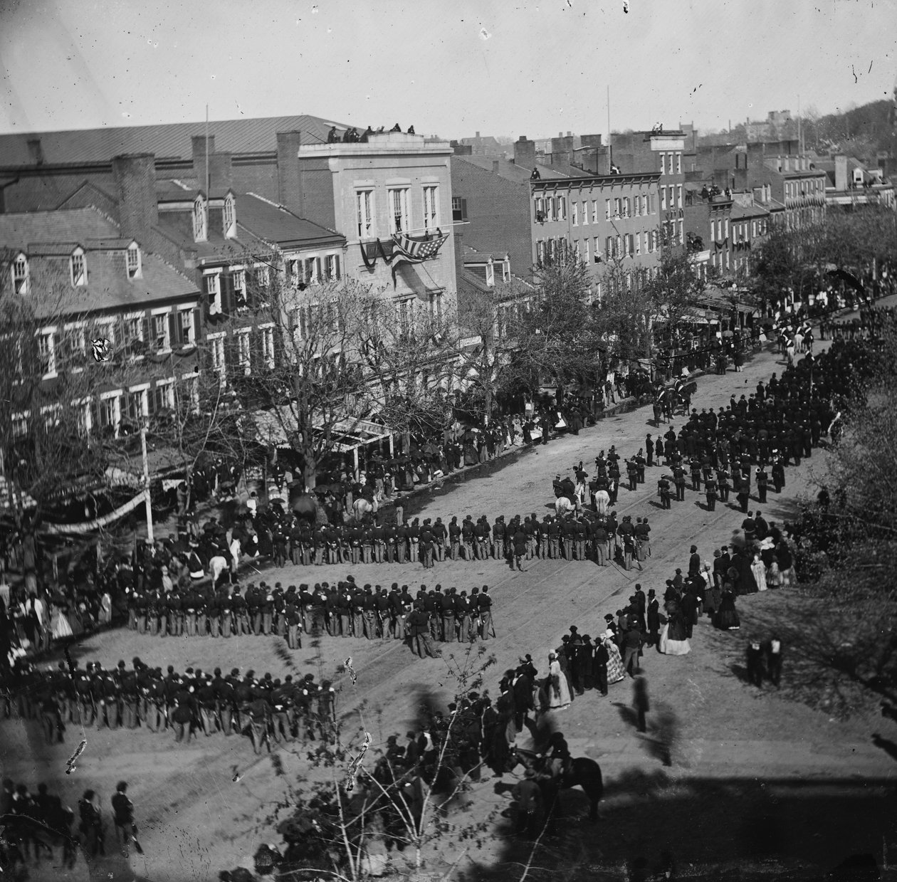 Lincolns begravning på Pennsylvania Ave., Washington, D.C., 19 april 1865 av American Photographer