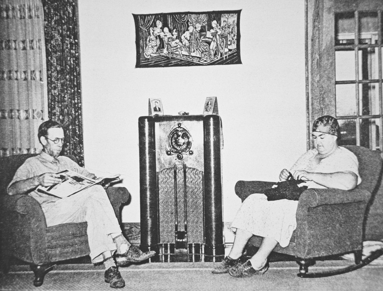 Lyssnar på en av president Roosevelts "Fireside Chats" på radion, Kansas, ca 1930 (s/v foto) av American Photographer