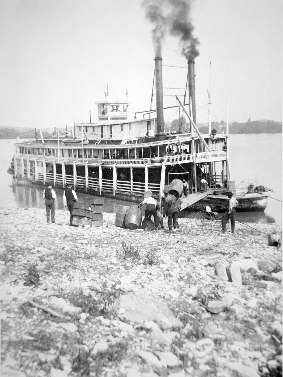 Laddar en akterhjuling på floden Ohio, c.1900 (b/w foto) av American Photographer