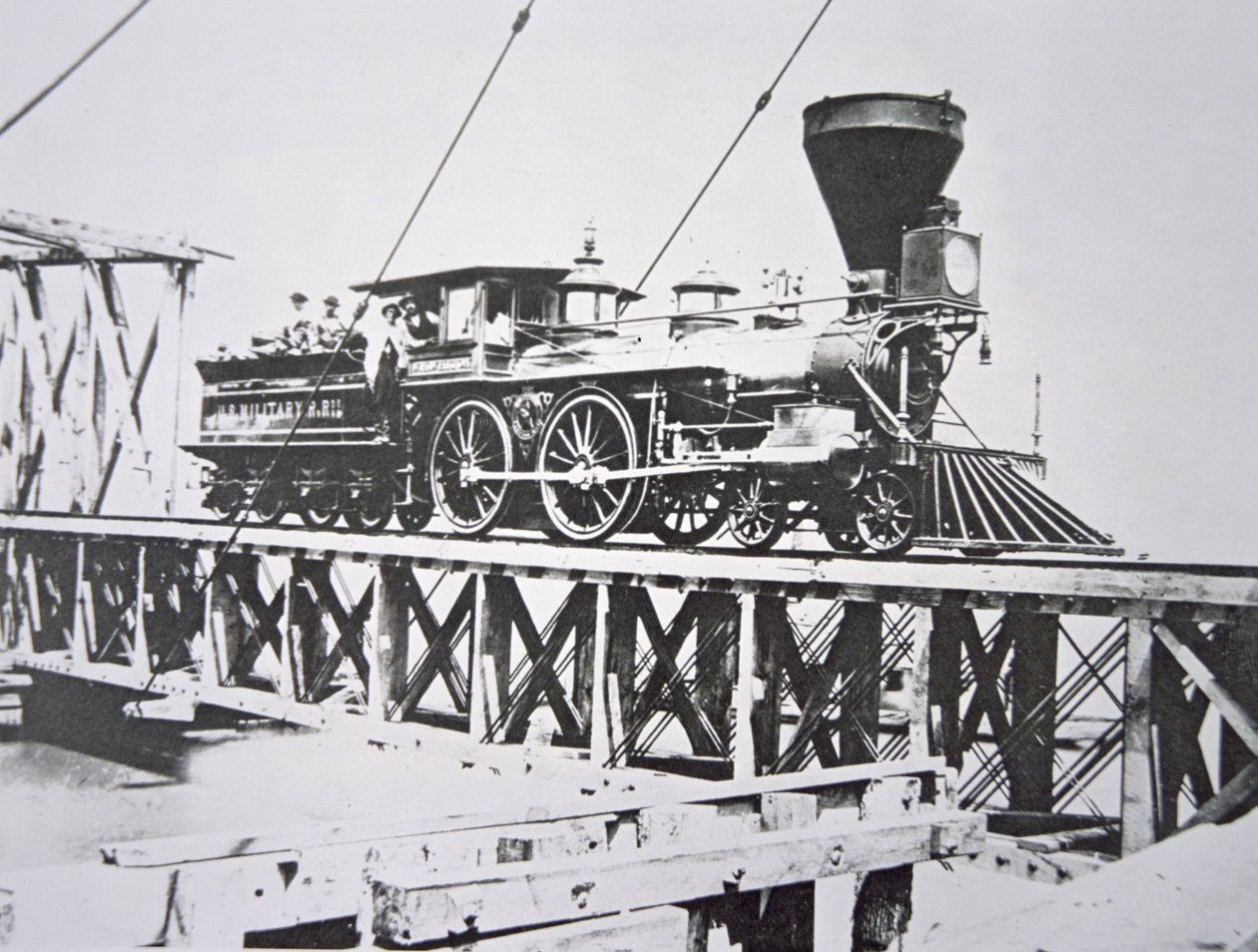 Lokomotiv från US Military Railroads (unionsarmén) som korsar bockbron över Potomac River (s/v foto) av American Photographer
