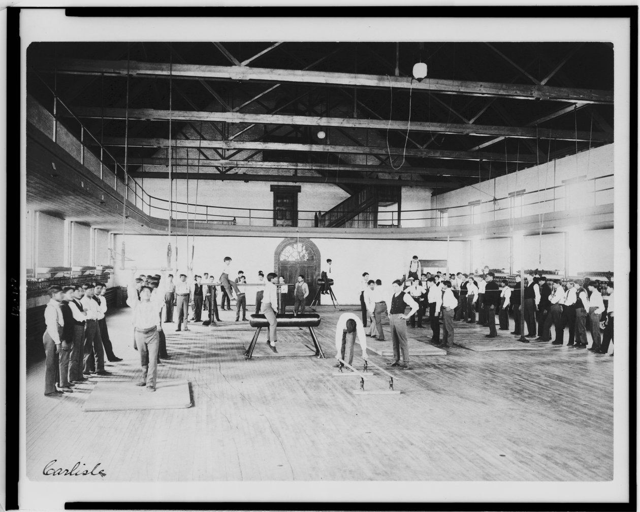 Manliga indianstudenter i idrottsklass, Carlisle Indian School, Pennsylvania, c.1901-03 (s/v foto) av American Photographer