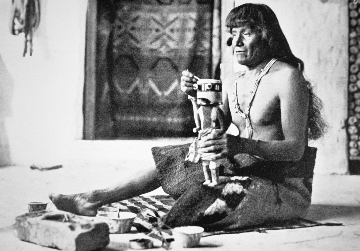 Man gör en Kachina-docka, ca 1890 (s/v-foto) av American Photographer