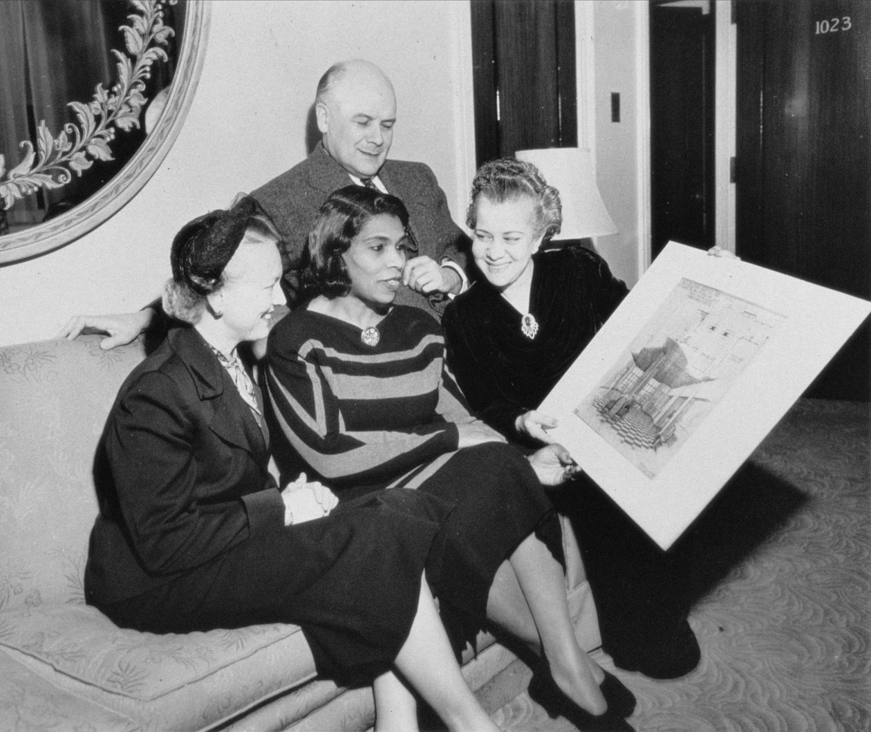 Marian Anderson (1897-1993) and Richard Bucky Fuller (1895-1983) with two other women  av American Photographer
