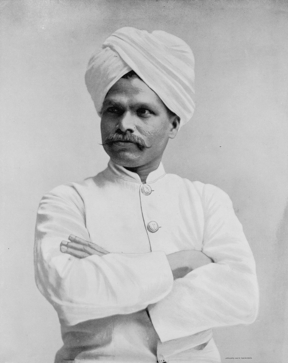 Mr D. Joseph, en "östindian" i traditionell ceylonesisk kostym, ca 1893 (s/v foto) av American Photographer
