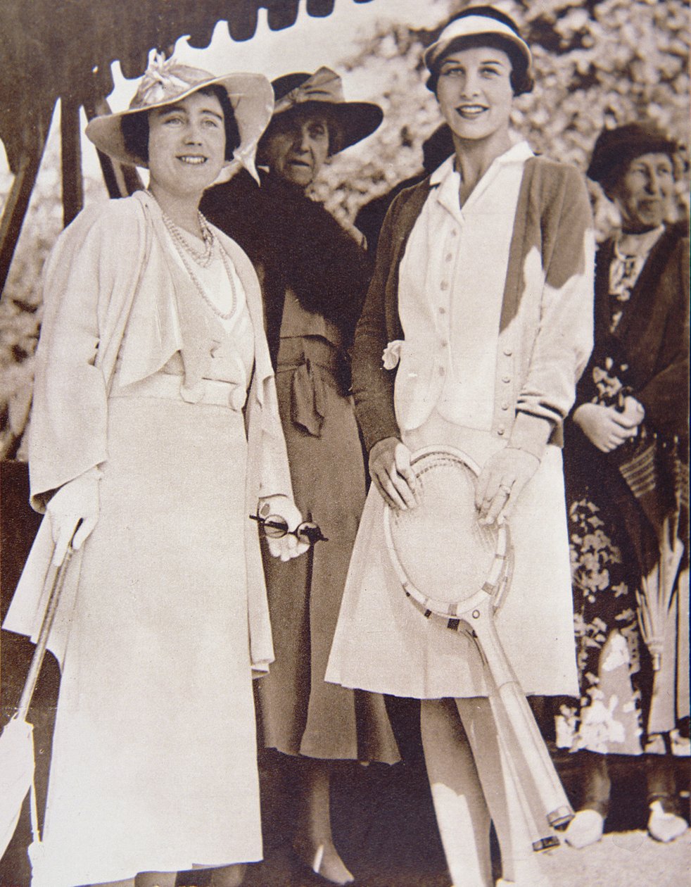 Mrs Helen Wills Moody (höger) den amerikanska tennismästaren, möter hertiginnan av York på All-England Club i Wimbledon under Lawn Tennis Championship 1935 (s/v foto) av American Photographer