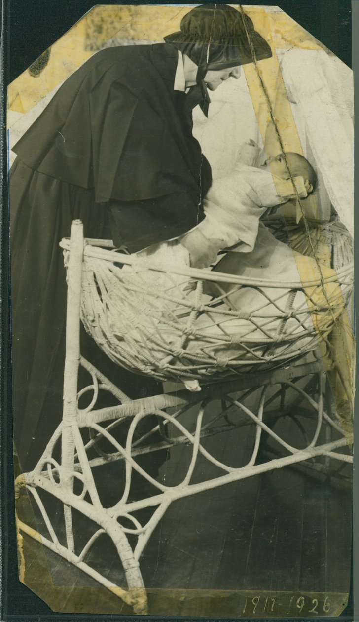 New York Foundling Hospital - Syster Anna Michella med barn och vagga av American Photographer