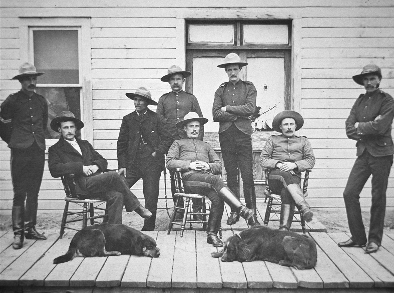 North-West Mounted Police baserad i Edmonton för att upprätthålla lag och ordning under de första dagarna av Klondike/Yukon Gold Rush av American Photographer
