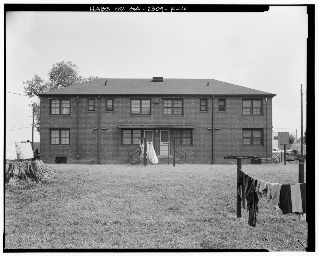 Norra sidan - Clark Howell Homes, Building H-1, 253 Mills Street, Atlanta, Fulton County, GA (s/v foto) av American Photographer