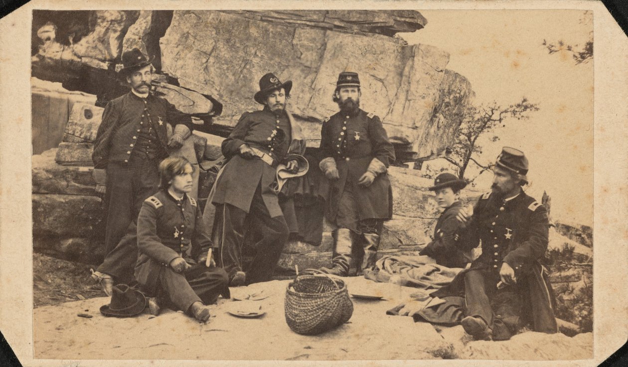 "En del av general Gearys stab. Taget på Lookout Mountain Summit på juldagen.",1863 (foto) av American Photographer