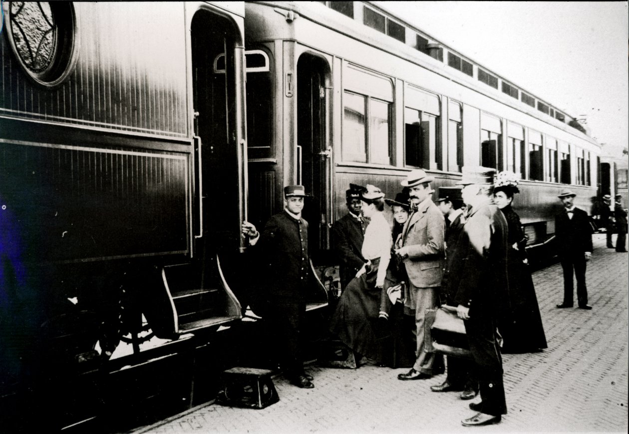 Passagerare som går ombord på en förstaklassig Pullman-bil från Chicago, Burlington & Quincy Railroad 1910 (s/v foto) av American Photographer