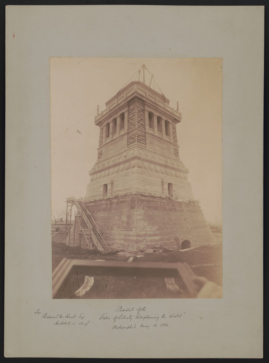 Piedestal av "Frihetsgudinnan som upplyser världen", designad av Richard Morris Hunt, under konstruktion, 16 maj 1886 av American Photographer
