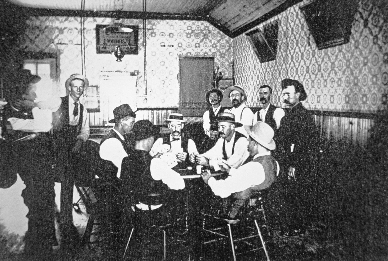Spela kort i en västerländsk saloon, ca 1900 (s/v foto) av American Photographer