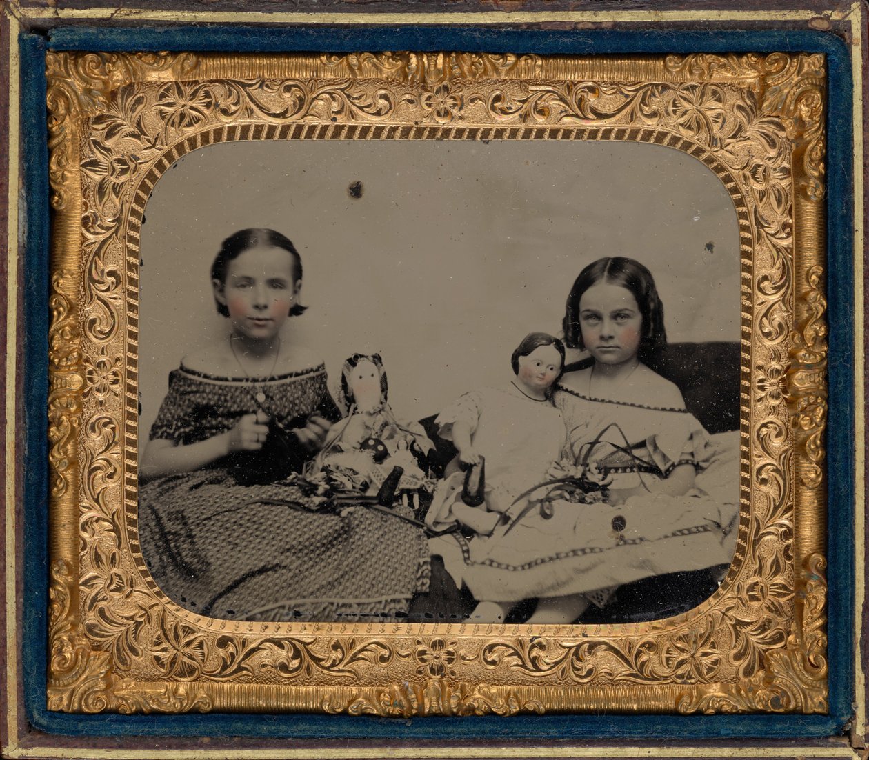 Porträtt av två flickor med dockor,ca. 1860 (foto) av American Photographer