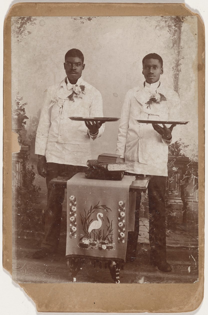 Porträtt av två män med brickor,ca. 1885 (foto) av American Photographer