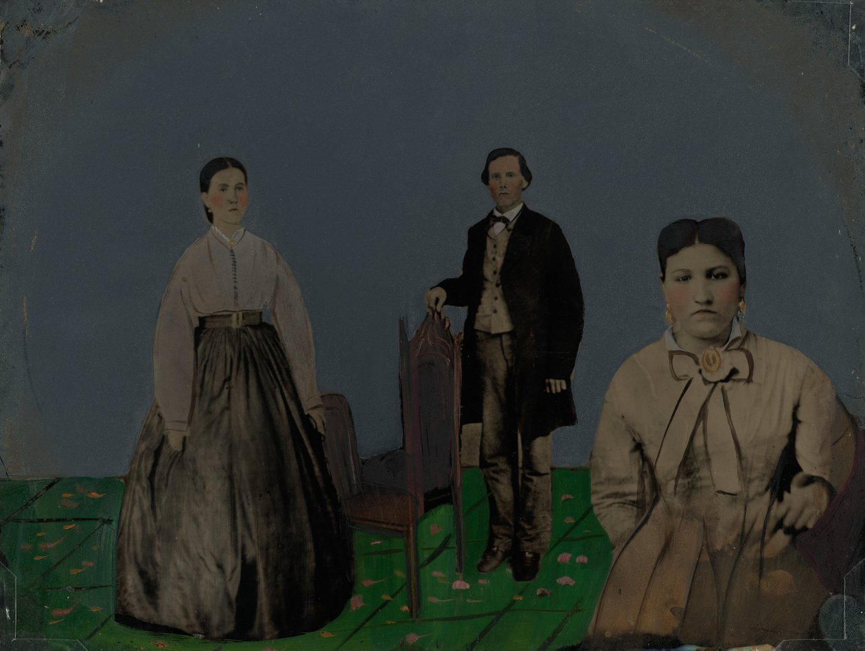 Porträtt av två kvinnor och en man,1860-talet (foto) av American Photographer