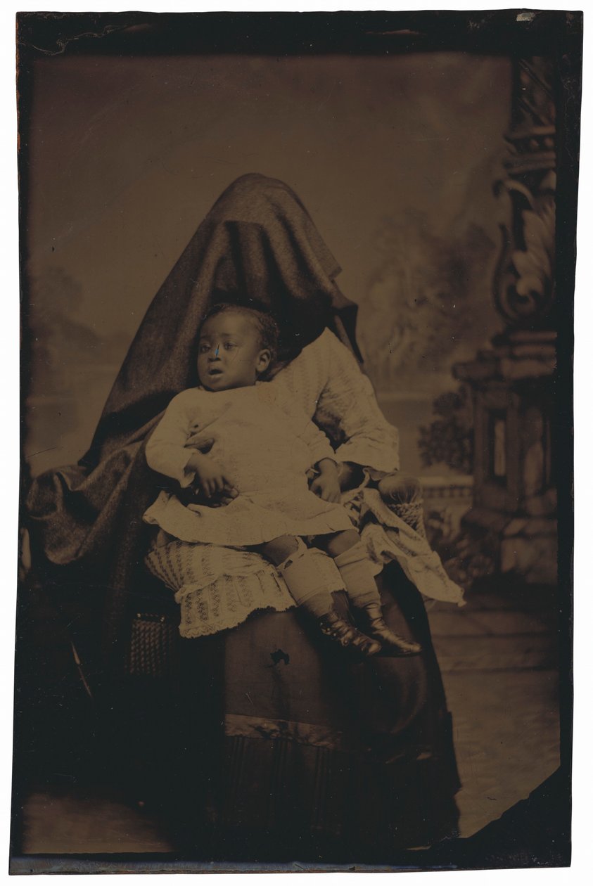 Porträtt av en dold kvinna och ett barn,ca. 1875 (foto) av American Photographer