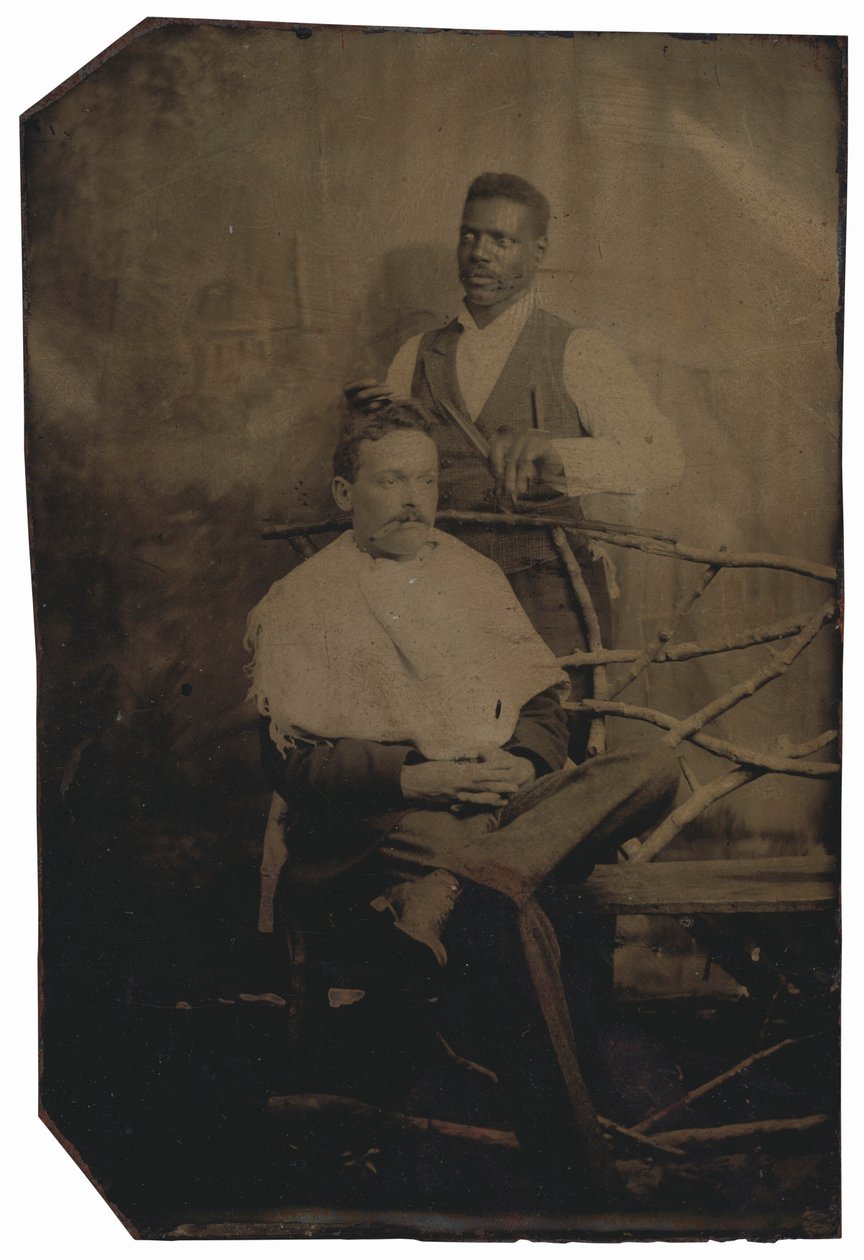 Porträtt av en man som klipper hår,ca. 1890 (foto) av American Photographer