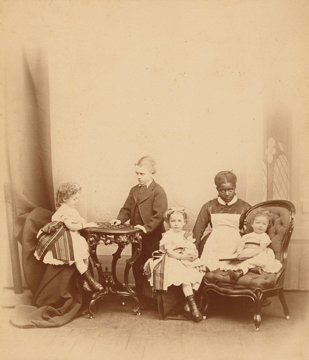 Porträtt av en kvinna och fyra barn,1860-talet (foto) av American Photographer