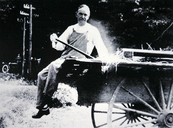 President Calvin Coolidge (1873-1933) poserar som bonde under en semester i Vermont (s/v foto) av American Photographer