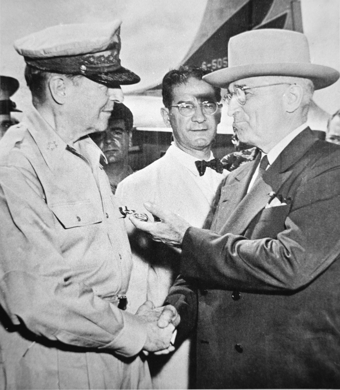 President Harry S. Truman (1884-1972) möter general Douglas MacArthur (1880-1964) överbefälhavare för FN, på Wake Island under Koreakriget, oktober 1950 (s/v foto) av American Photographer
