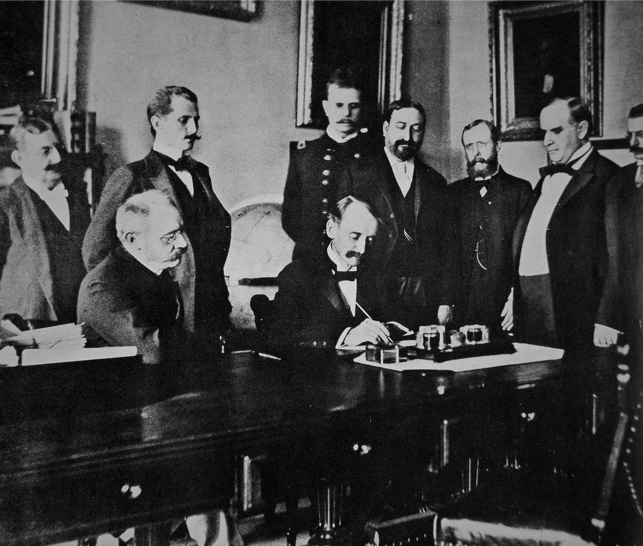 President William Mckinley (1843-1901) bevittnar undertecknandet av fredsprotokollet som avslutade kriget med Spanien av American Photographer