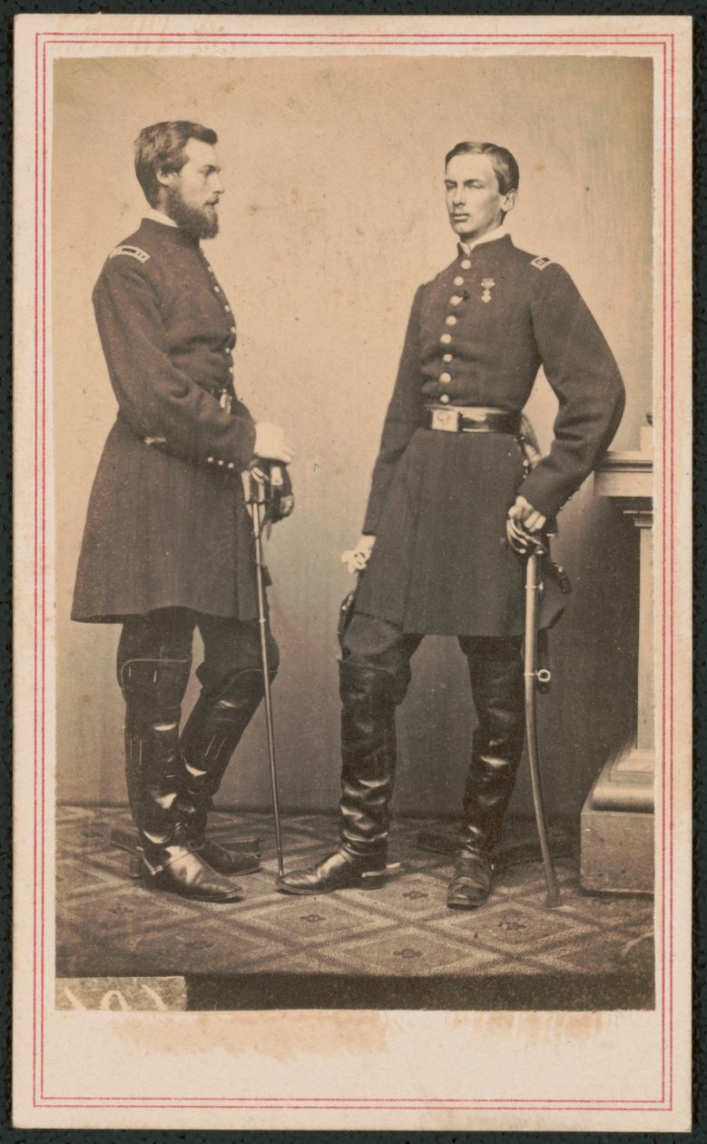 Prins Philippe av Orléans, greve av Paris, och hans bror Prins Robert av Orléans, hertig av Chartres, i unionsuniformer med svärd, ca 1861-62 (s/v foto) av American Photographer