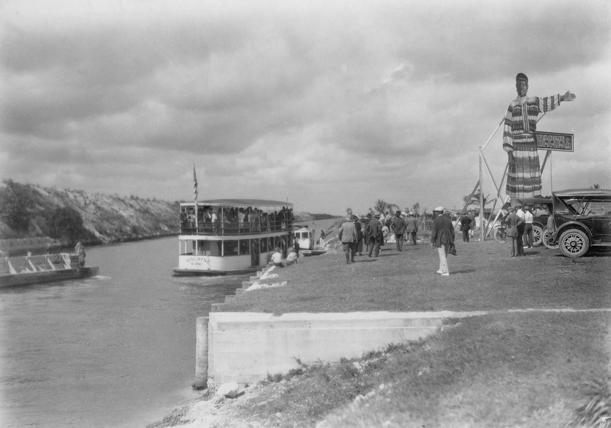 Prospective Buyers Tour to Hialeah, 1922 av American Photographer