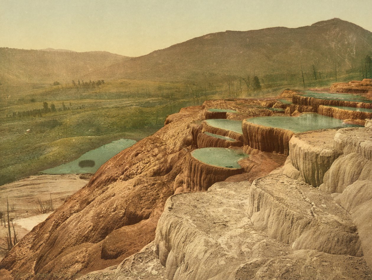 Predikstolsterrasser från ovan, Yellowstone National Park, ca 1898 (photochrom) av American Photographer