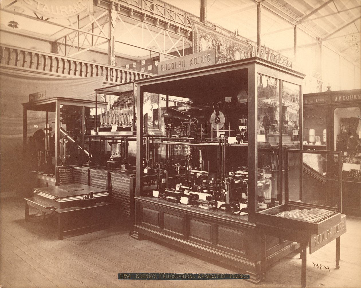 Rudolph Koenigs utställning, Philosophical Apparatus, Huvudutställning, Centennial International Exhibition, Philadelphia, 1876 (silveralbumintryck) av American Photographer