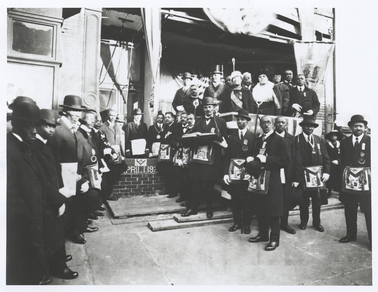 Schomburg bland frimurare och Odd Fellows vid hörnstensnedläggningen av det joniska templet av American Photographer